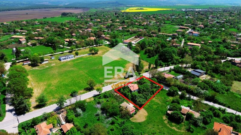 Ексклузивна, двуетажна, тухлена къща за продажба, с двор, ток и вода,