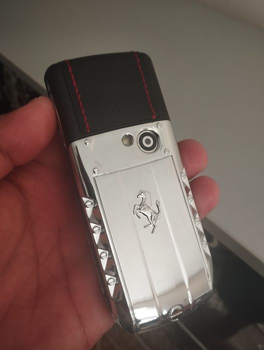 Vertu Ferrari телефоны для связи