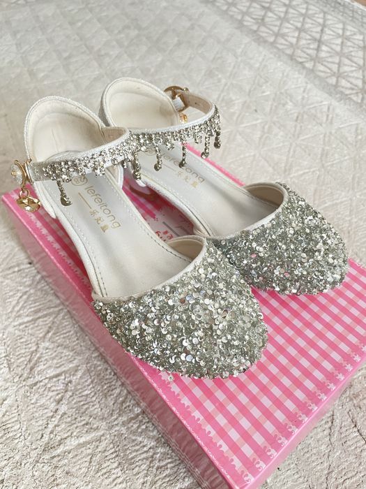 Продам детскую туфельки