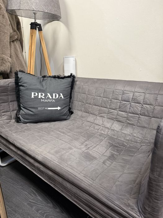 Тапициран диван в сиво