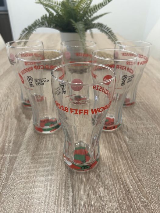 6 броя чаши на Кола Кола