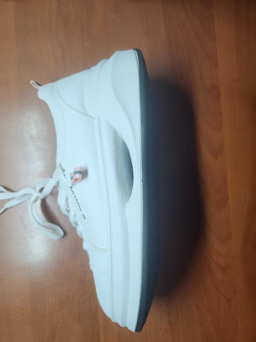 Дамски бели кецове