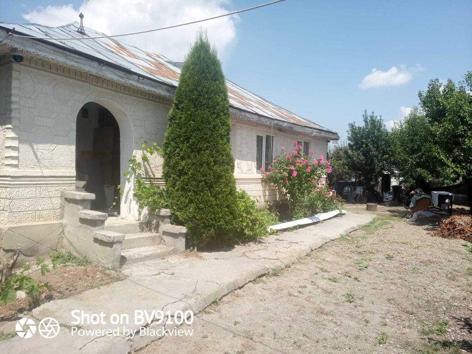 Casă din cărămidă cu teren generos și potențial excelent de dezvoltare – Zona centru Sihlea (Vrancea)