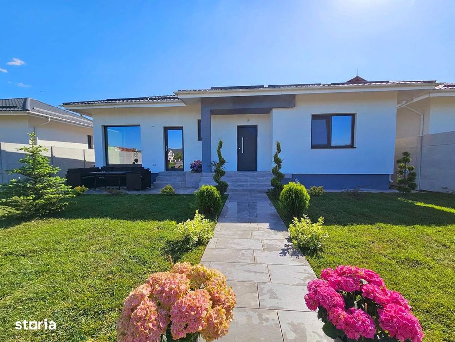 Casa individuala langa padure cu pompa de caldura si panouri fotovolta
