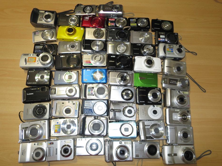 Компактен дигитален фотоапарат SONY