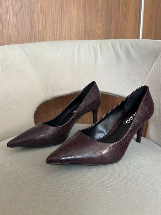 Кафяви обувки на ток с кроко ефект - Mango