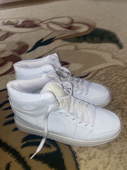 Новые кроссовки.