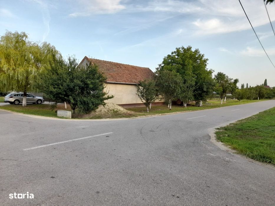 Casă cu 4 camere și curte spațioasă