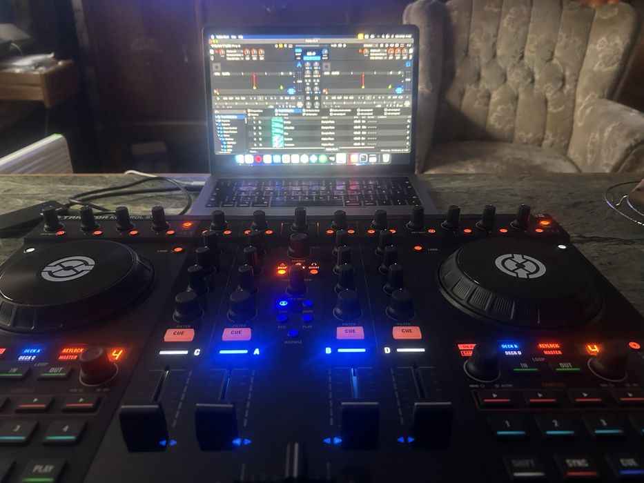 Dj Контролер TRAKTOR
