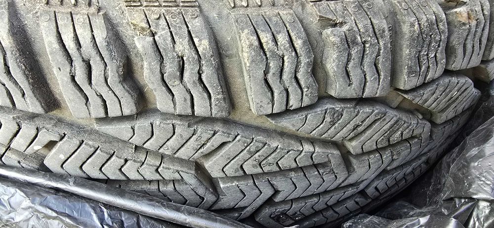 Продавам зимни гуми с железни джанти R15 - 4 броя