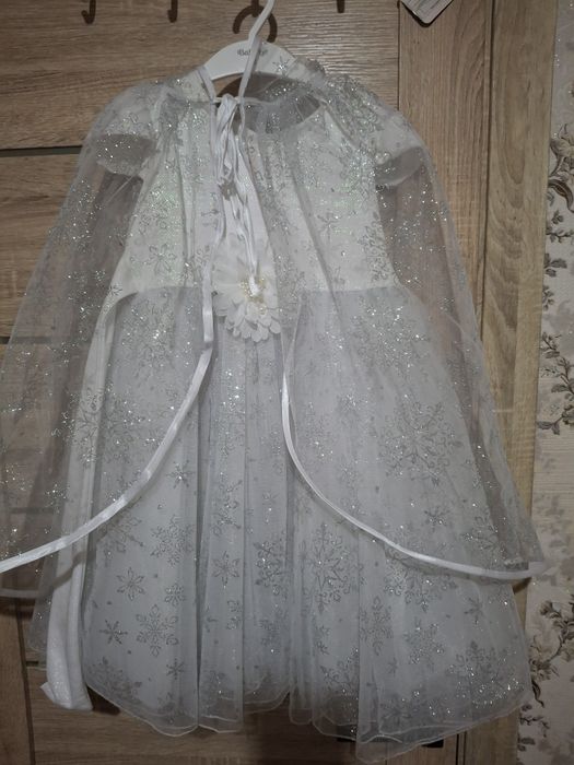 Платье детское белого цвета.