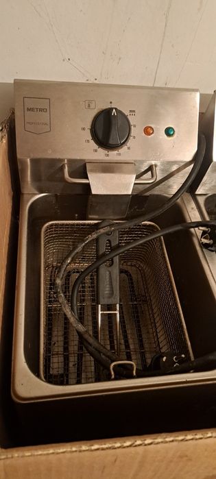 Vând friteuza electrica