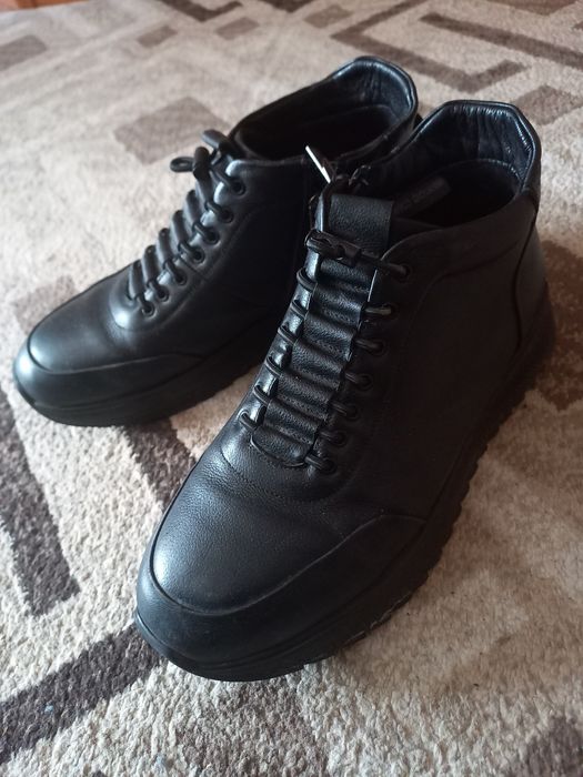 Продам мужские ботинки