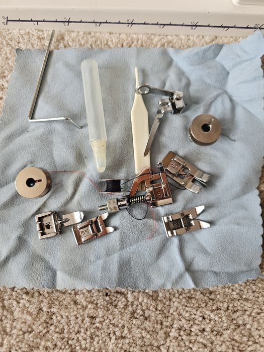 Електрическа портативна шевна машина.