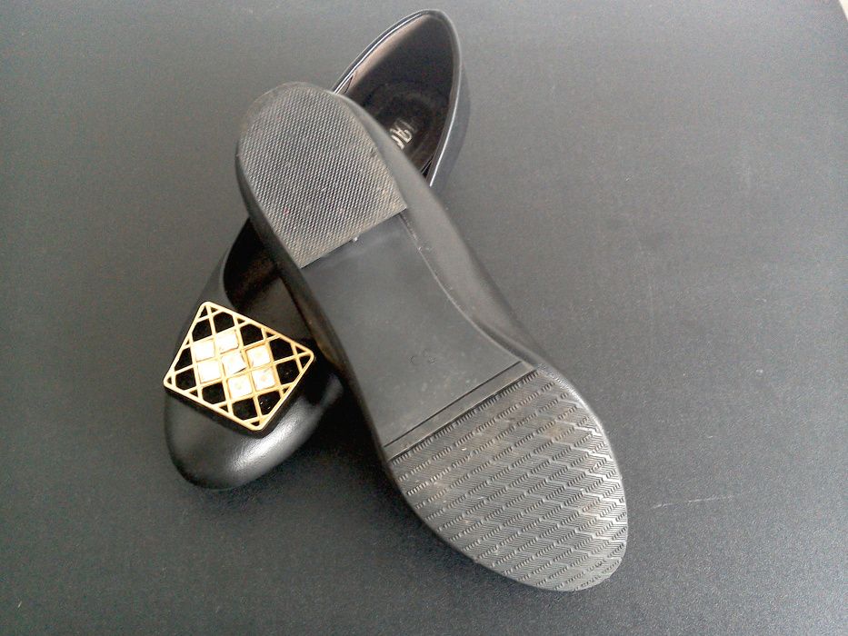 Pantofi deosebiți din piele ecologică, accesorizați în față