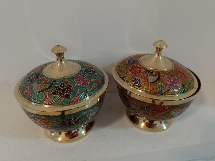 Set de 2 superbe boluri cu capac in stil oriental din bronz masiv emai