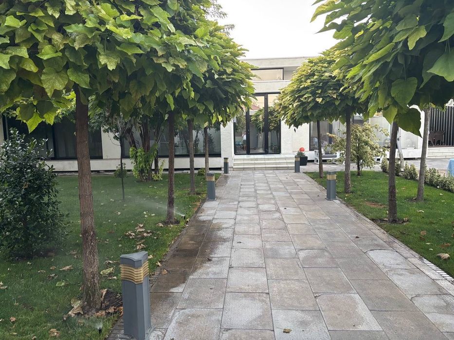 Современный загородный евродом с бассейном