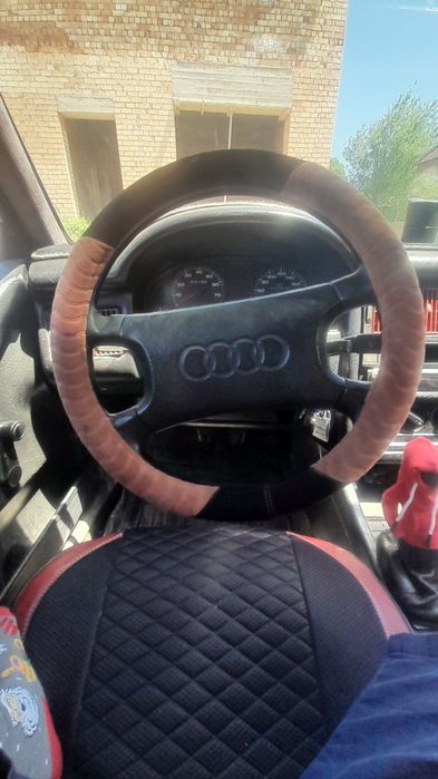 Автомобиль Audi 80.