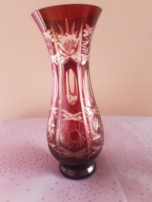 Уникална ваза от червен кристал