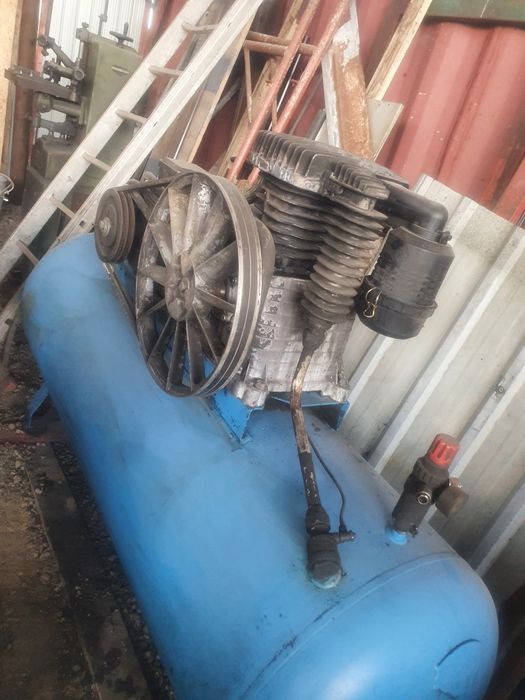Compresor capacitate 500 litri.
