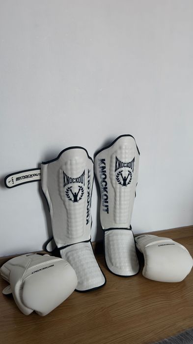 Tibiere si mănuși knockout