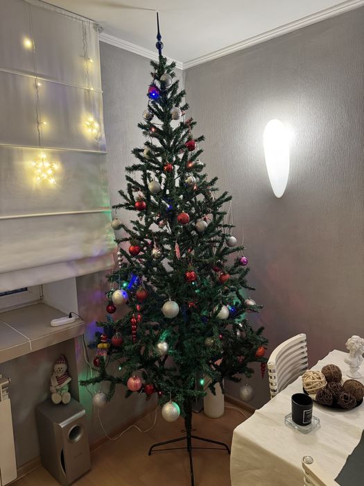 Ёлка новогодняя искусственная 2,4 м вместе с украшениями