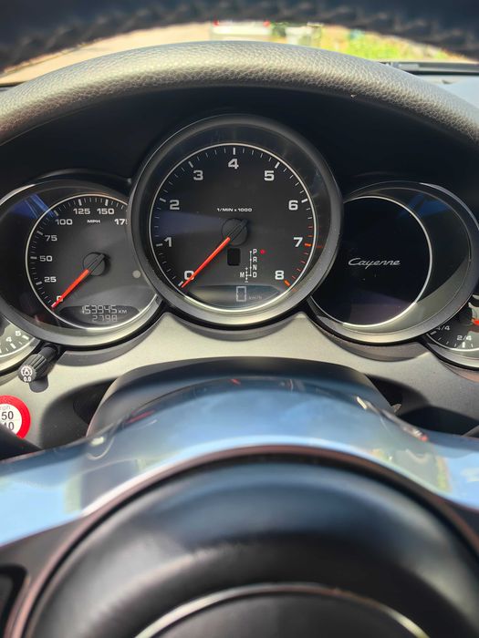 Продавам Porsche Cayenne