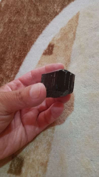 Vînd piatra brută turmalina neagra pt apsorbire  energie negativă