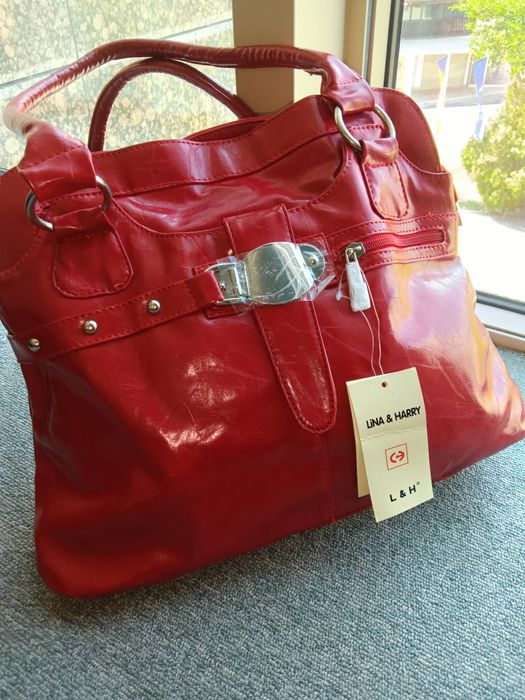 Дамска чанта от еко кожа с декорация  в розово с външен джоб на заднат