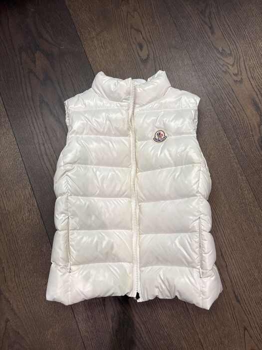 Moncler елек , Catimini рокля . UGG ботуши