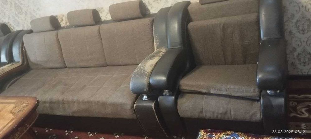 Продается б/у мебель. Уголок и стол