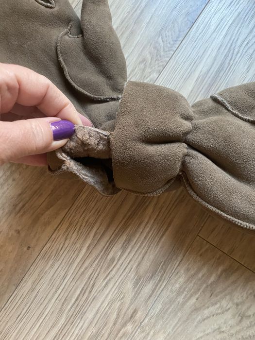 Продяват се неупотребявани ръкавици голям размер