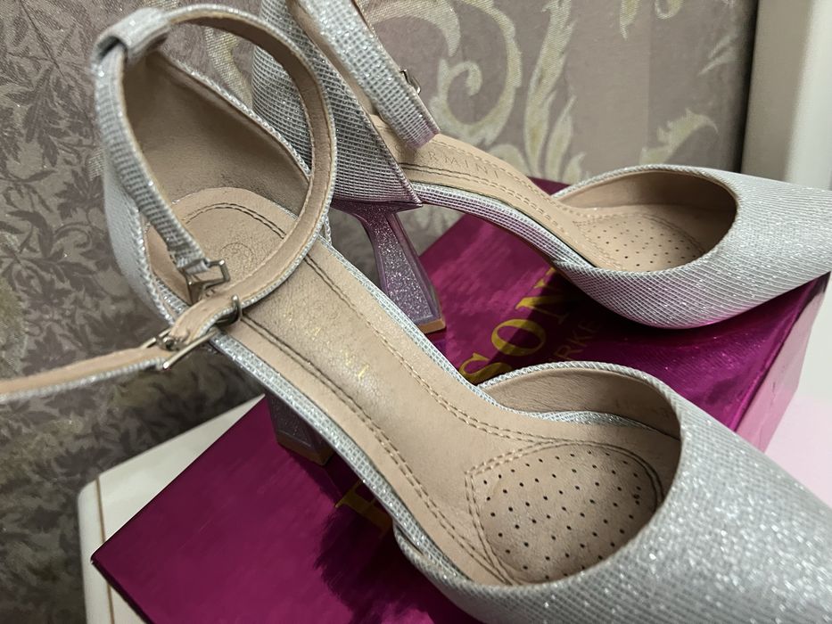 Женская обувь туфли.