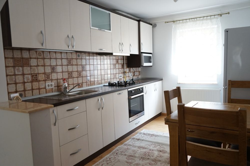 Apartament cu 3 camere de inchiriat, 2 balcoane, zona semicentrala
