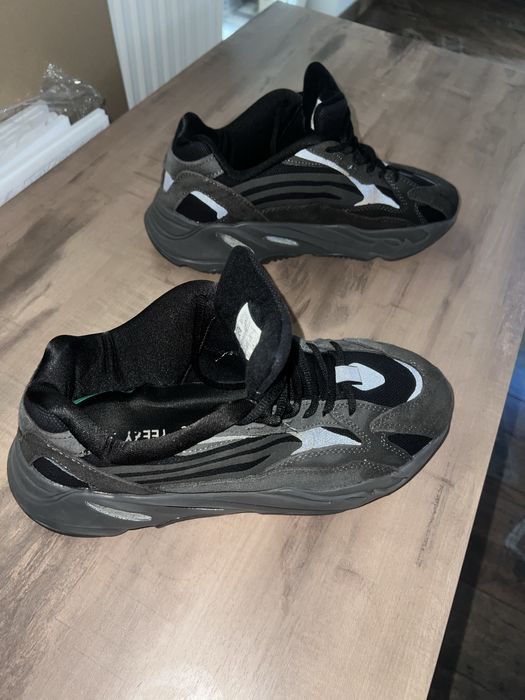 Adidasi yeezy 700 v2