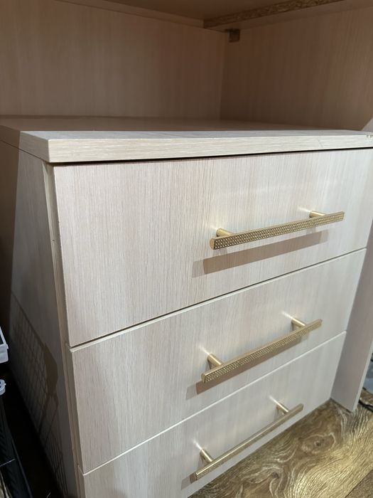 Стол и тумбочка б/у