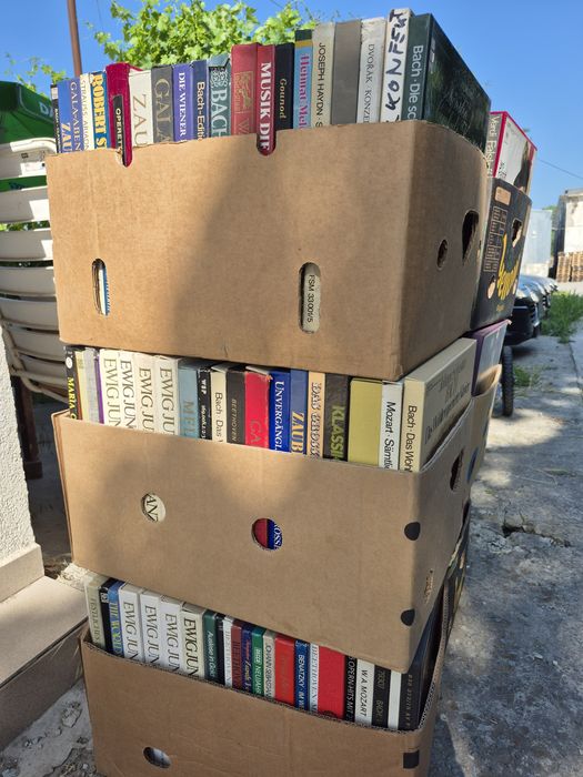 Vând 200lp colecție de viniluri muzică clasică, Colecțile sunt în stare buna, perfectă pentru pasionații de muzică clasică.