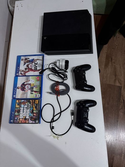 Продам play station 4