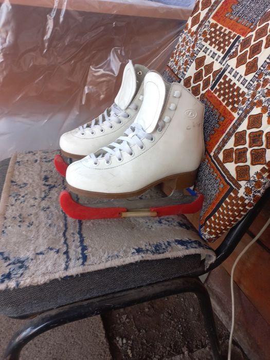 Продам коньки детские фигурные размер 34-35
