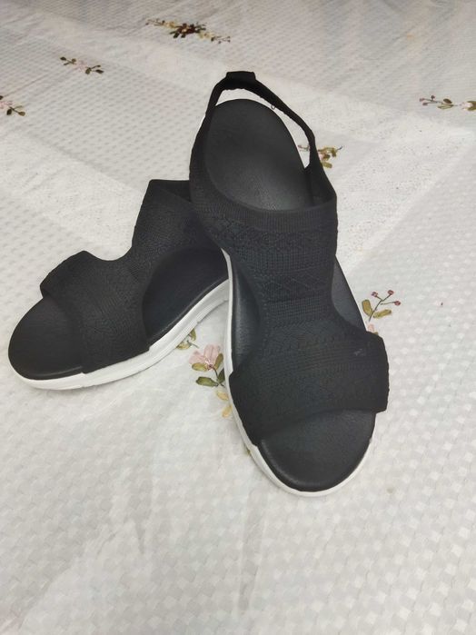 Продаются женские сандалии