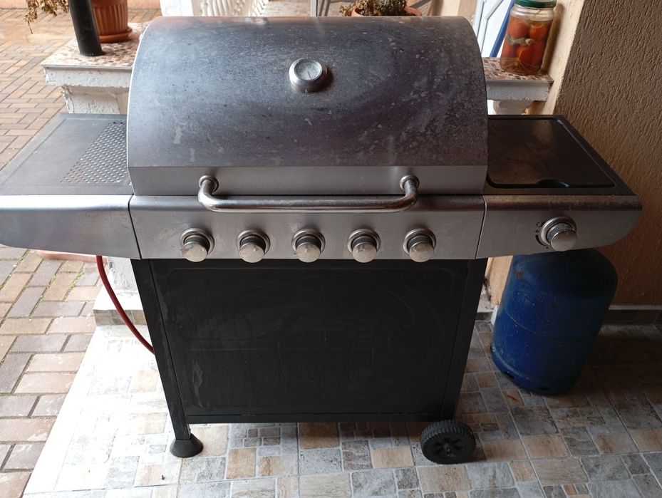 Grătar pe gaz cu suprafața de gătit
