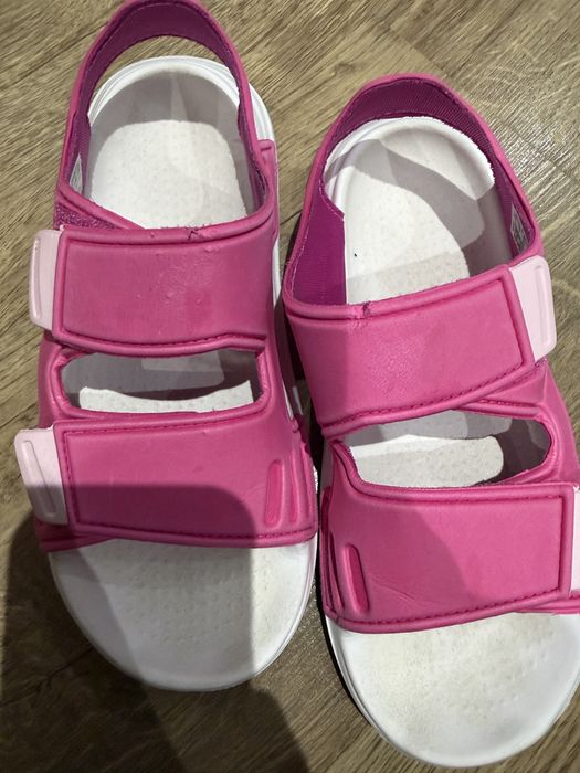 Продавам детски сандали ADIDAS