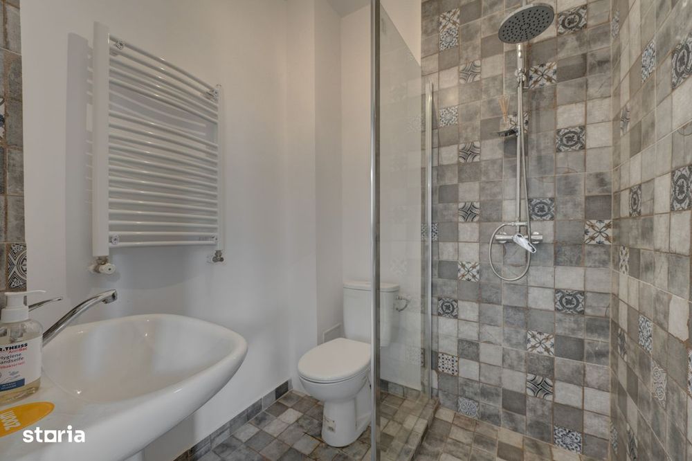 In Cartierul Evreiesc, casa 3 camere pivnita si mansarda open space.