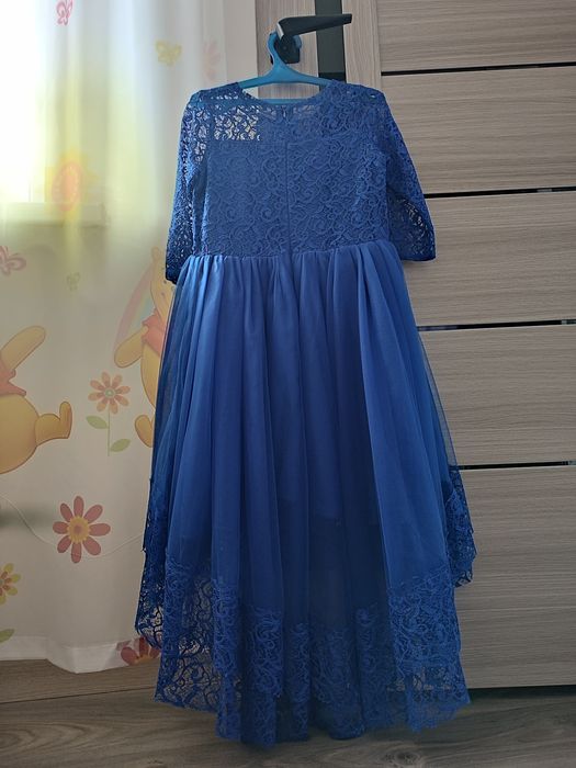 Продам нарядное платье на девочку  6-8 лет