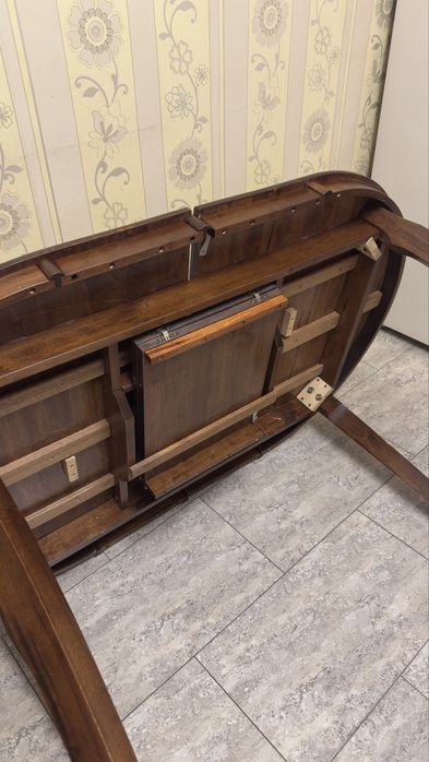 Продам стол обеденный