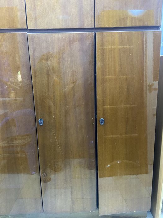 Shkaf sotiladi  narxi kelishiladi