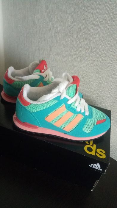 Продаю кроссовки на девочку 28 размера