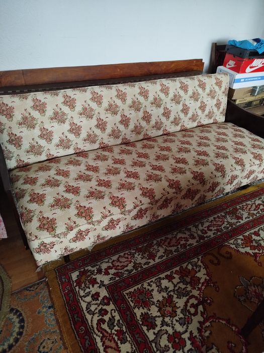 Vand canapea veche .