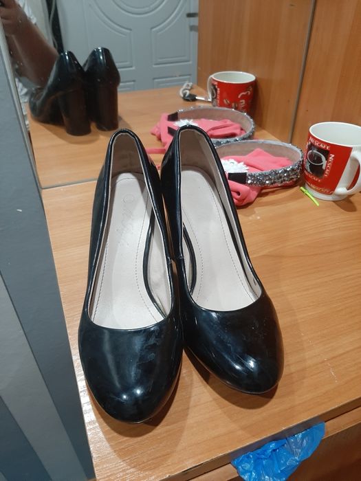 Продам туфли чёрного цвета. Лакерованные.