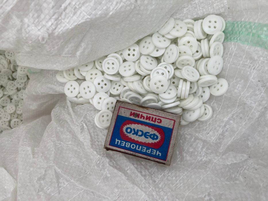 Нитки белые. Пуговицы.